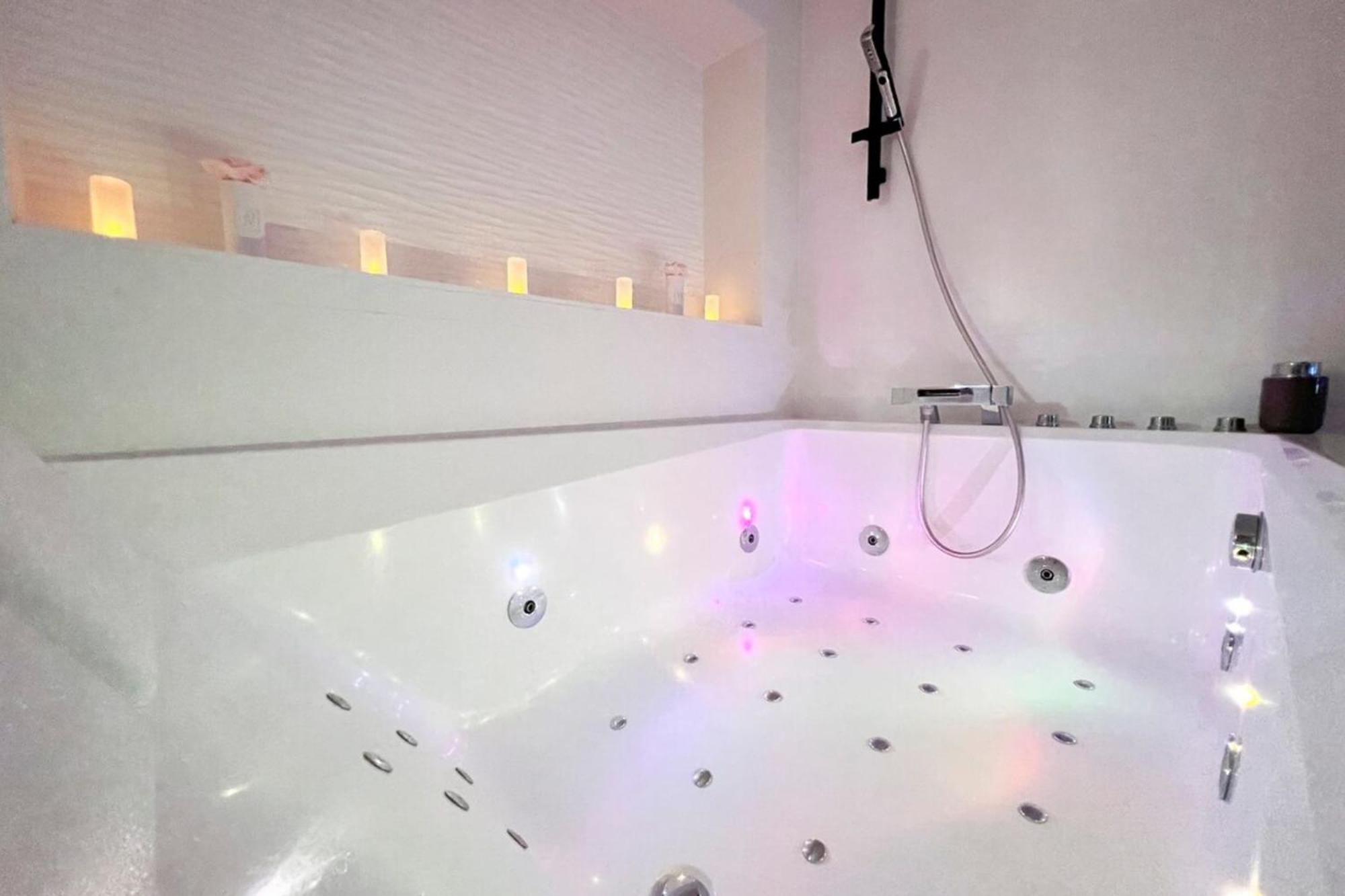 Dark Room Perpignan Aux 50 Nuances Jacuzzi Prive Villeneuve-de-la-Raho Exteriör bild