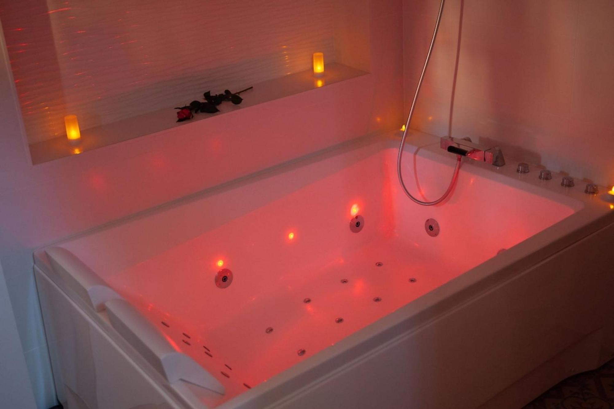 Dark Room Perpignan Aux 50 Nuances Jacuzzi Prive Villeneuve-de-la-Raho Exteriör bild